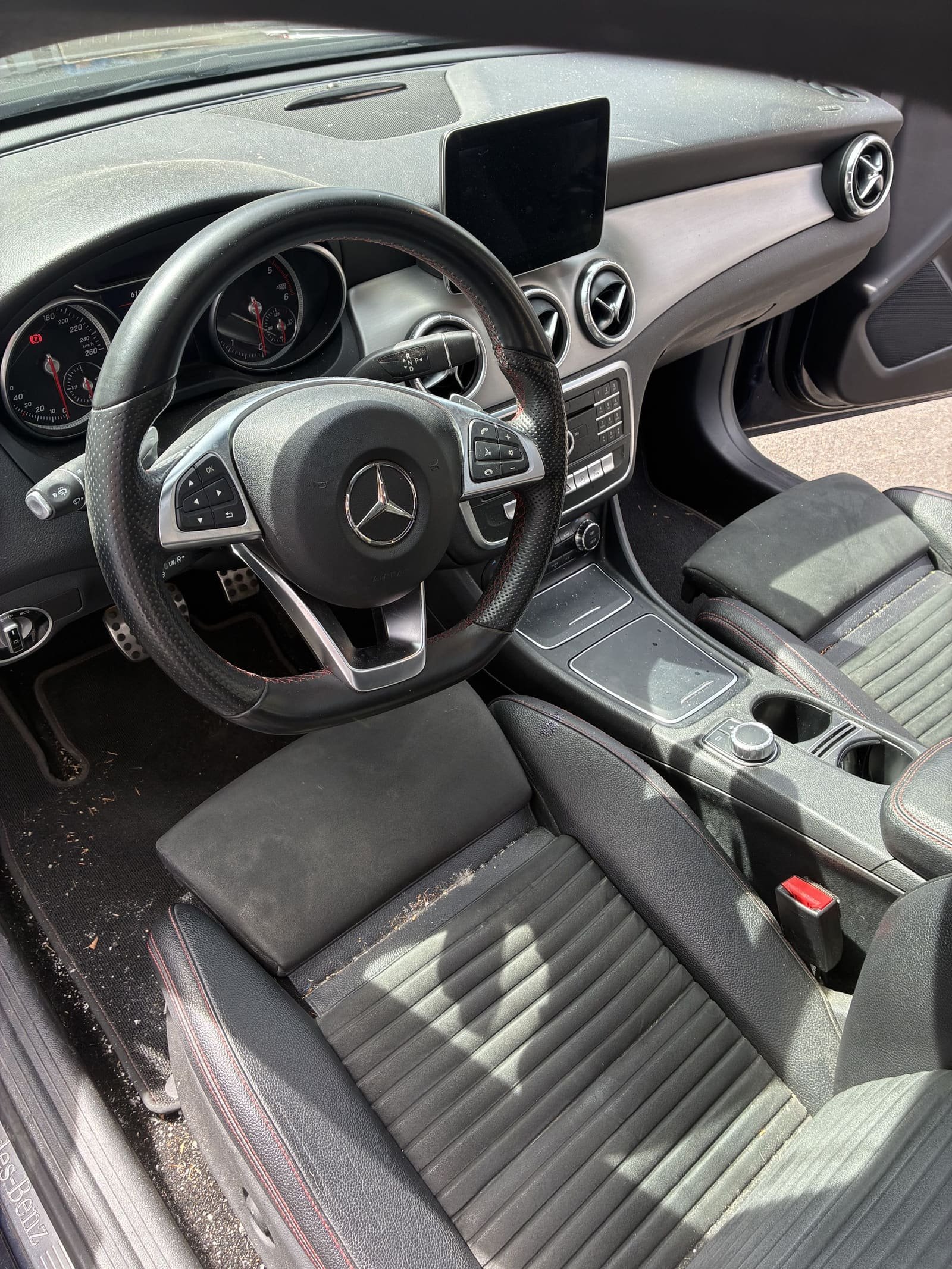 Nettoyage Mercedes CLA — avant intervention